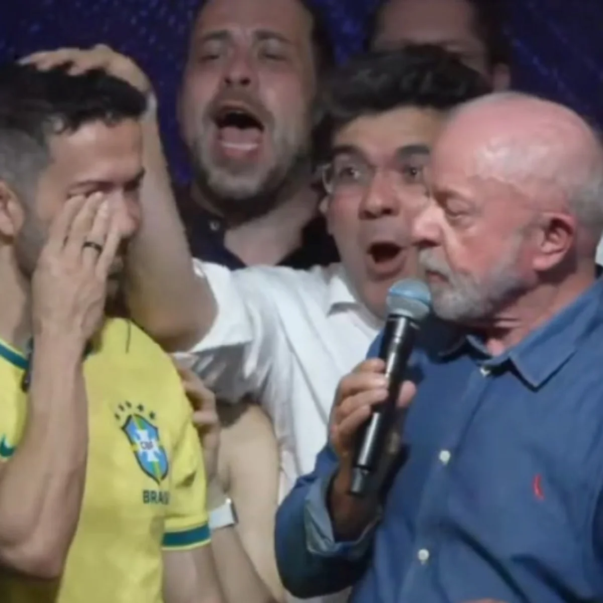 Janones chora ao ser homenageado em discurso da vitória de Lula
