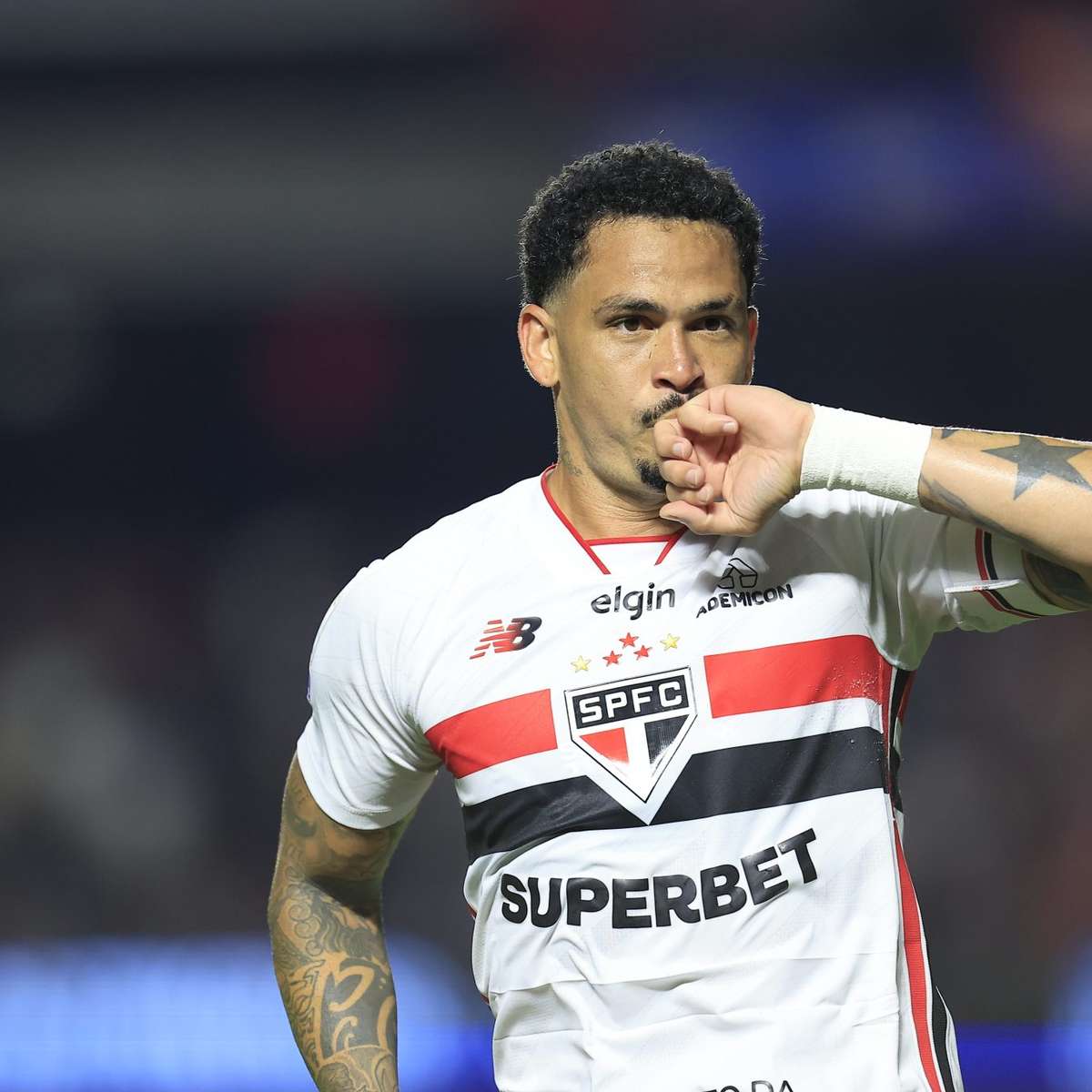 Clubes seguem com bets nas camisas em retorno do Brasileirão; saiba o motivo