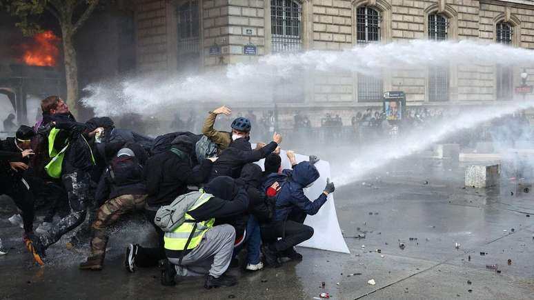 Prédio incendiado, 270 presos: o que está por trás de dia de protestos na França