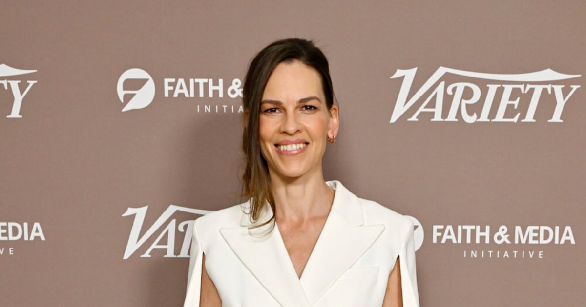 Hilary Swank diz que ​'as coisas acontecem no seu tempo​' após anunciar gravidez aos 52 anos