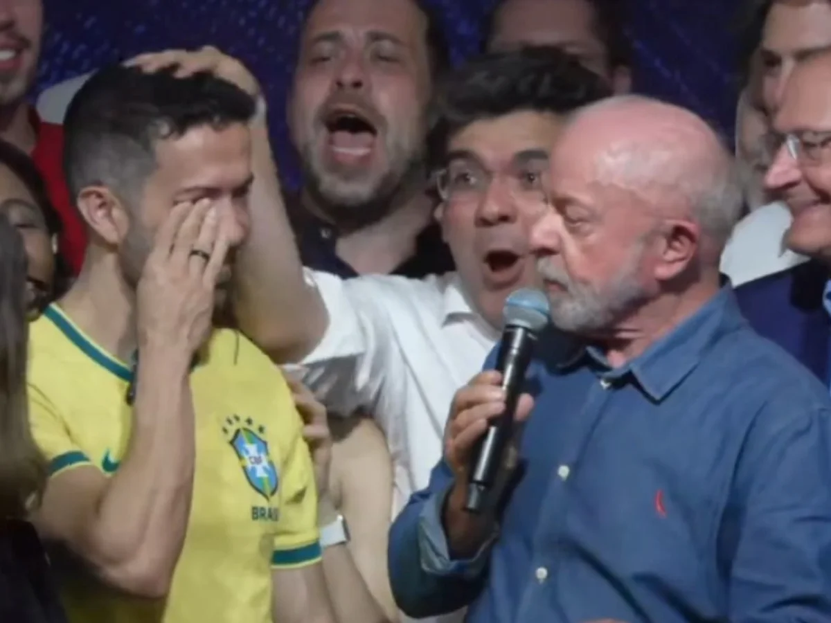 Janones chora ao ser homenageado em discurso da vitória de Lula