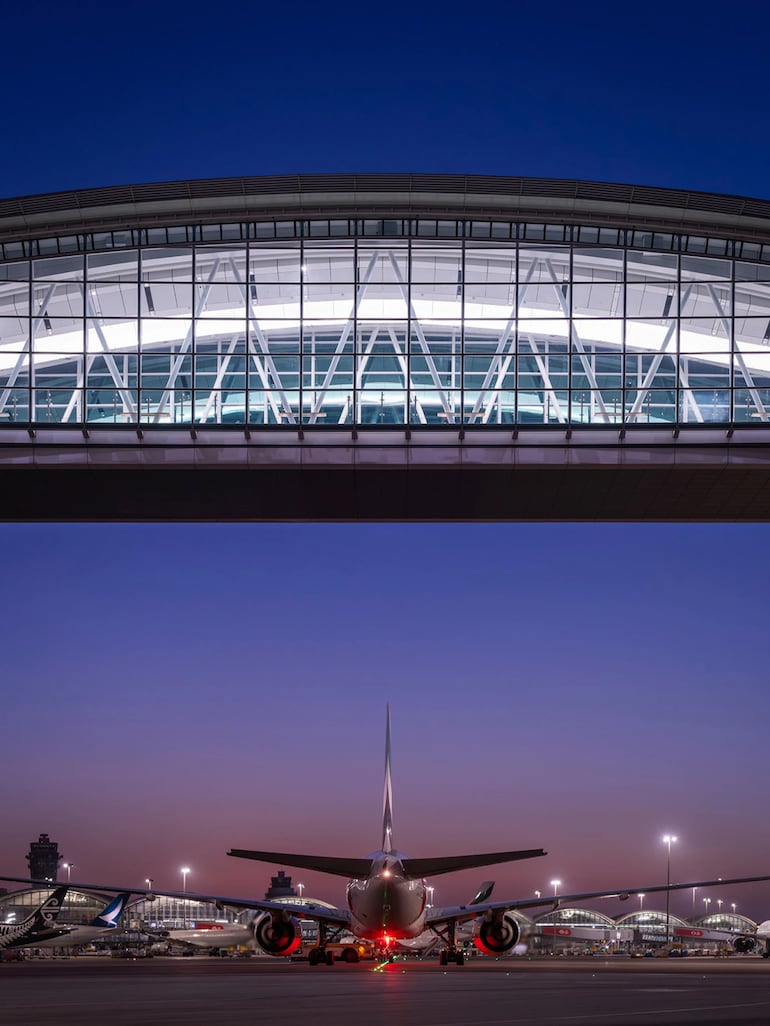 Ponte suspensa no aeroporto de Hong Kong é um dos paraísos dos observadores de aviões