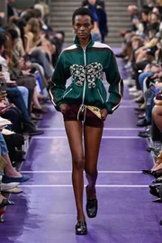 Miu Miu revela parceria com Wrangler e apresenta jeans vintage em Paris