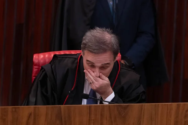 O silêncio de André Mendonça e o teto de vidro de Nunes Marques