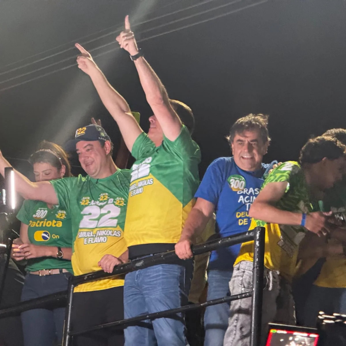 Flávio Bolsonaro em MG: "Poucas horas pra tirar o Brasil do cativeiro"