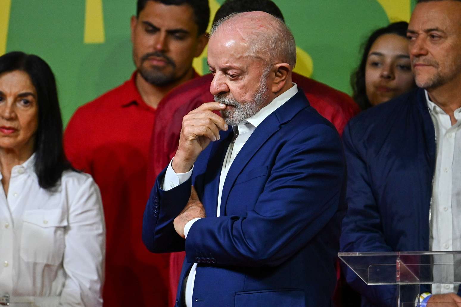 Lula (PT) durante discurso ap&oacute;s a apura&ccedil;&atilde;o do primeiro turno das elei&ccedil;&otilde;es neste domingo, 4