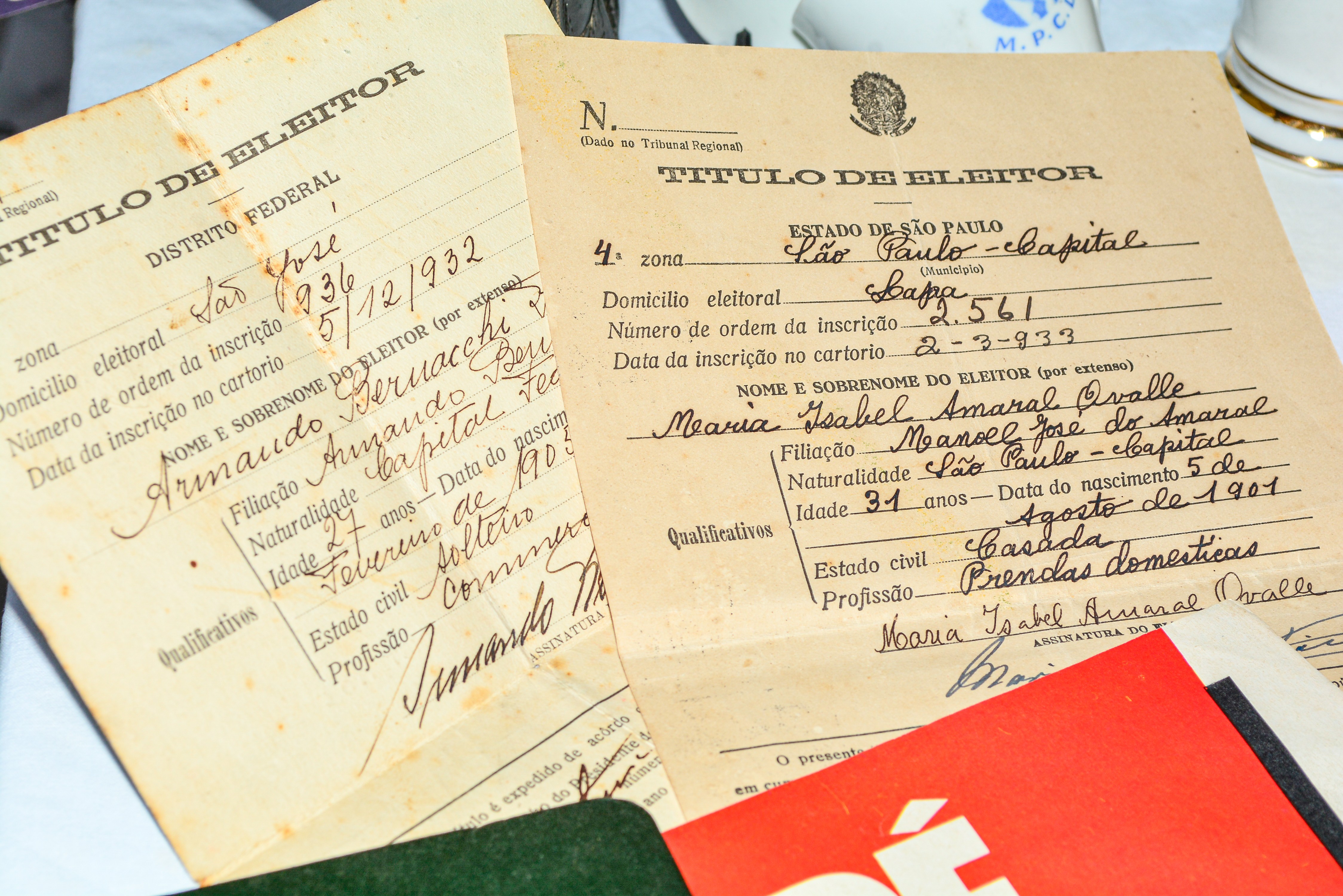 Paranaense coleciona mais de 4 mil materiais das eleições dos últimos 100 anos: 'Tem peças raras e itens proibidos'