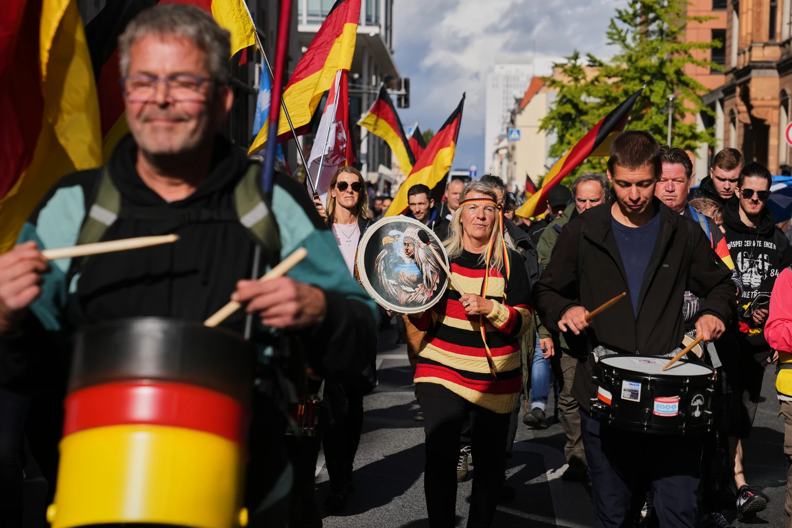 O governo do Reino Unido bloqueia uma marcha na Irlanda do Norte após confronto que alimentou tensões sectárias