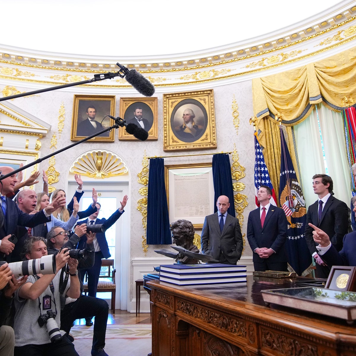 A Casa Branca exige que o Politico retire os artigos e se desculpe com Trump ou 'enfrente as consequências': relatório