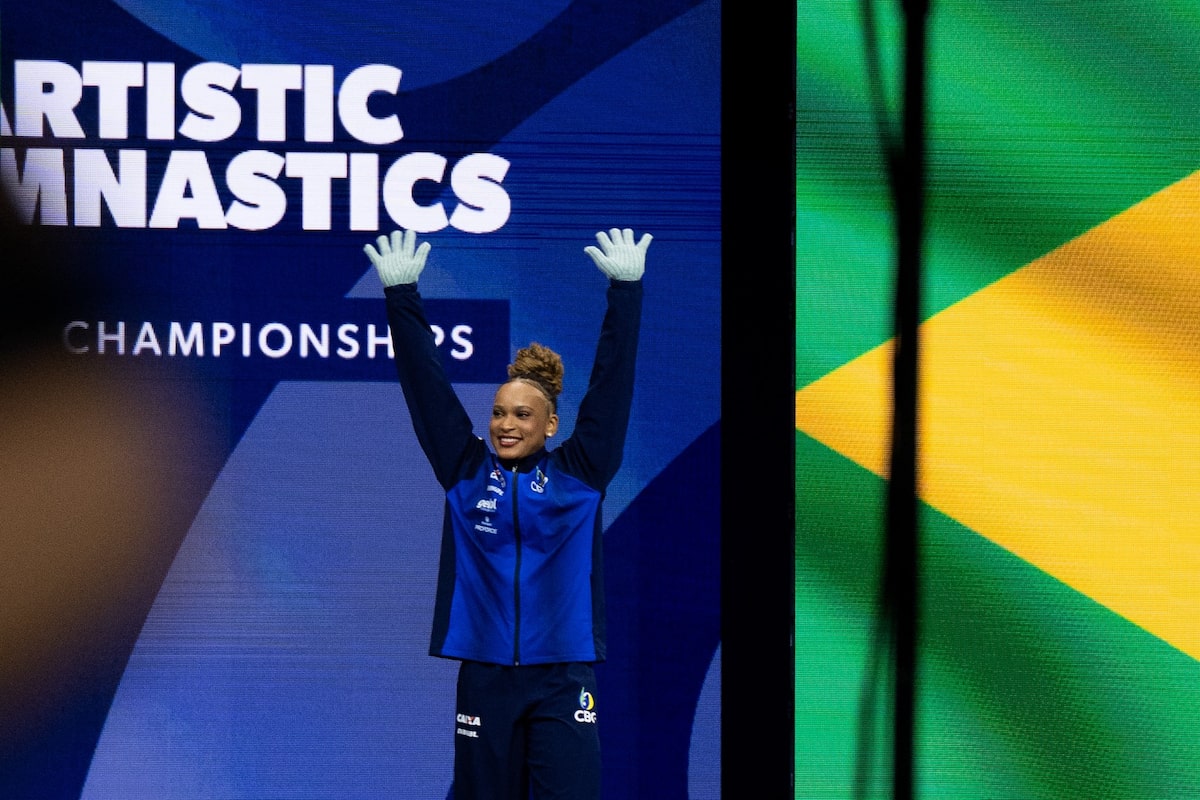 Rebeca Andrade domina final do salto, conquista ouro e se torna tricampeã mundial
