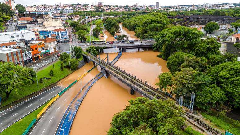 Chuvas causam transtornos em SP e PR, e causam alteração em locais de votação neste 2º turno