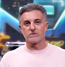 Luciano Huck apresentando o Domingão, programa patrocinado por Vorcaro Foto: Reprodução/Globo