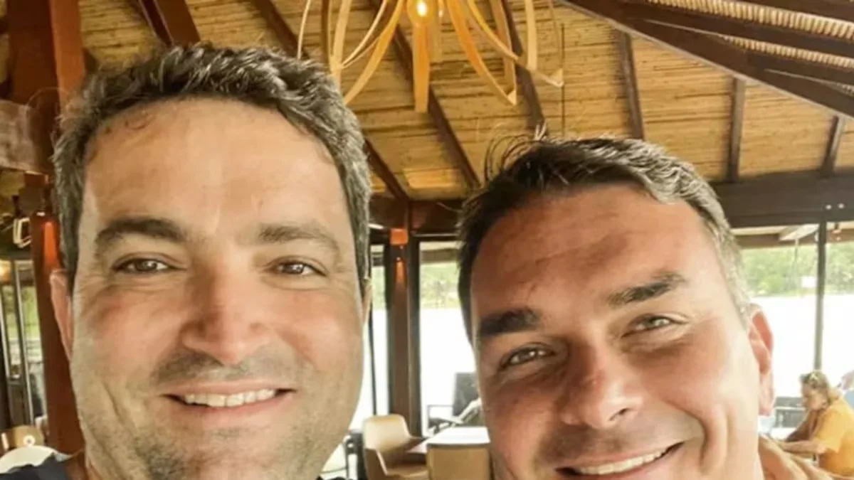 Moraes proíbe Flávio Bolsonaro de manter contato com advogado Willer Tomaz