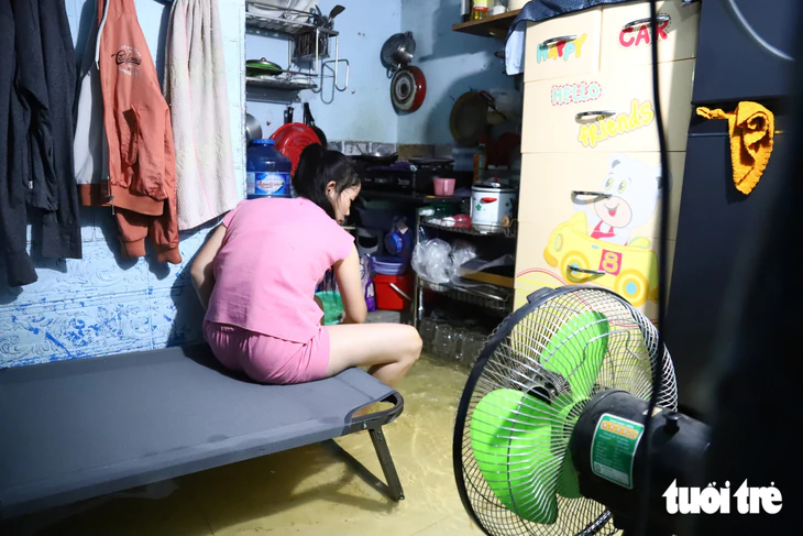 A maré atingiu o pico na manhã de fim de semana; os moradores acordaram às 4h para bombear água.